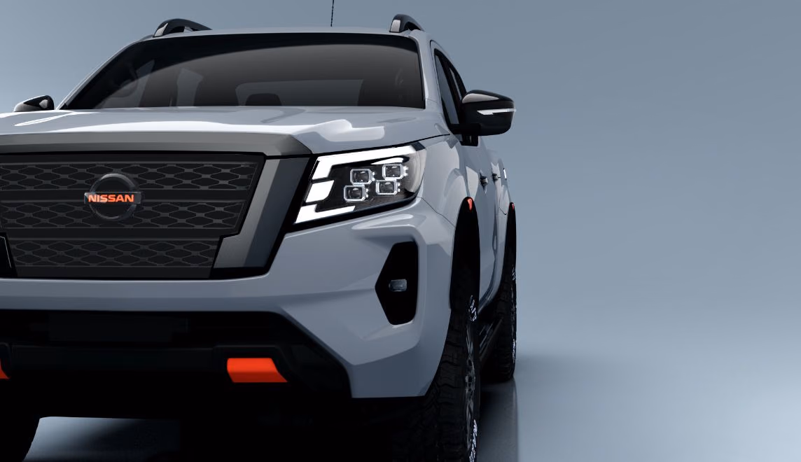 Пикап Nissan Navara на каменистой дороге