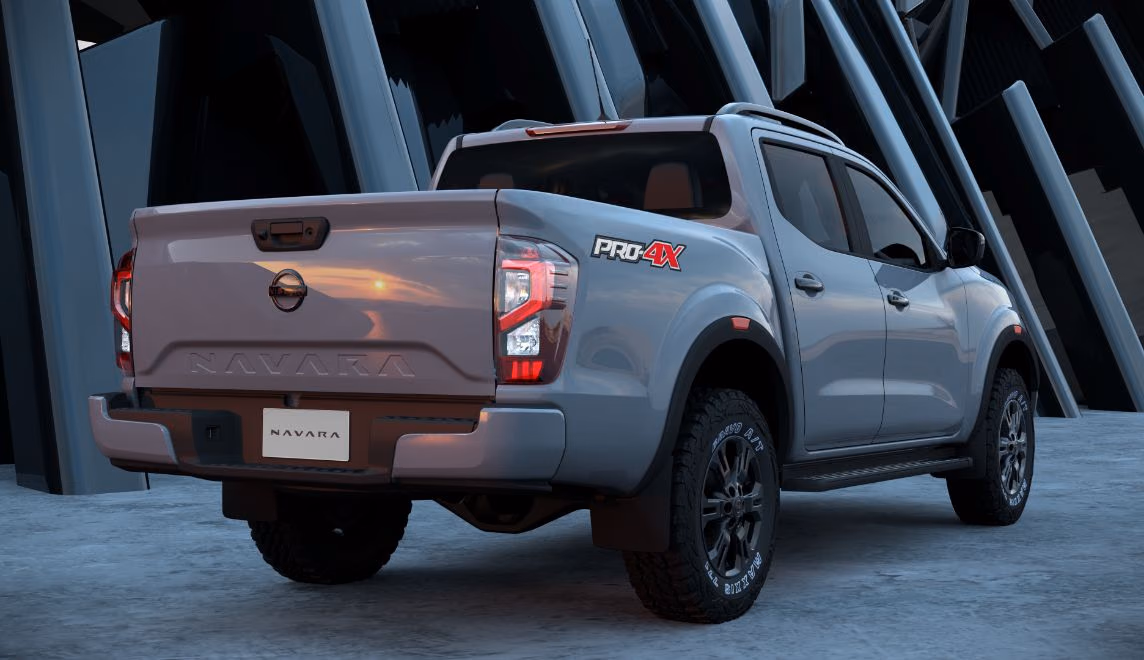 Nissan Navara на загородной дороге