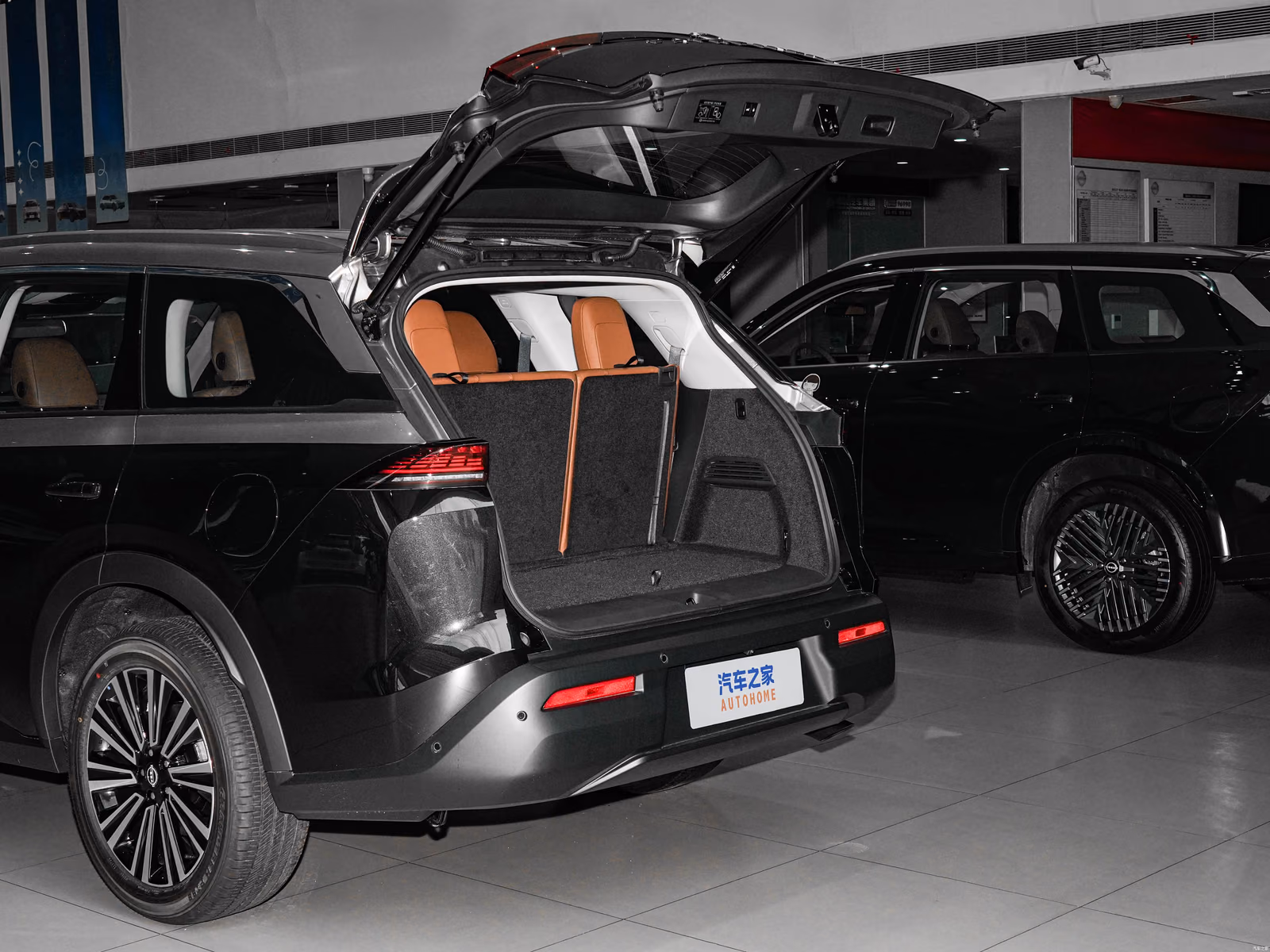 Открытая дверь багажника Nissan Pathfinder