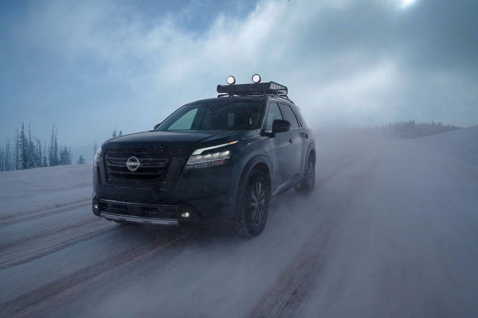 Nissan Pathfinder — спереди в три четверти