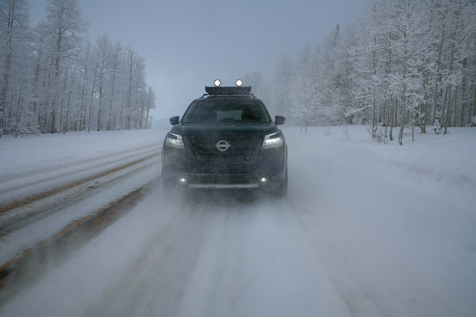 Nissan Pathfinder — вид сзади в три четверти
