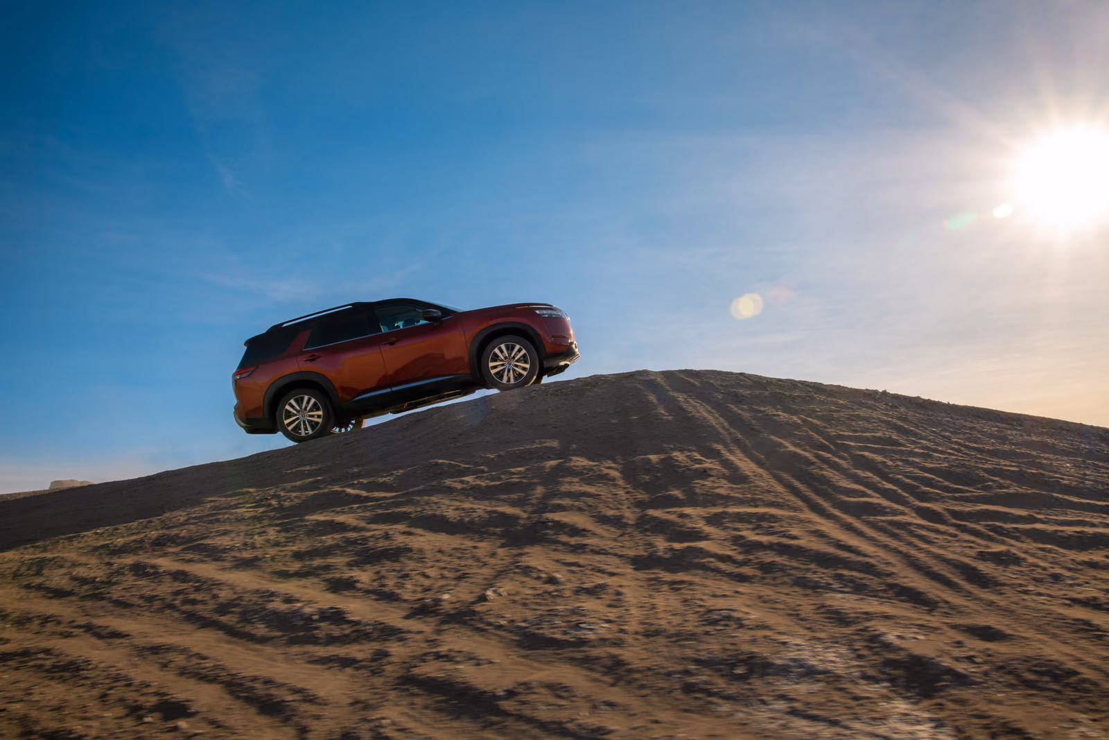 Nissan Pathfinder — вид сбоку