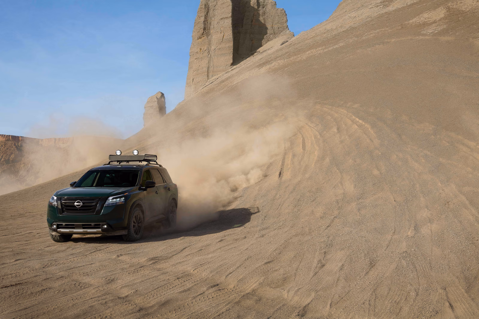 Nissan Pathfinder — вид спереди