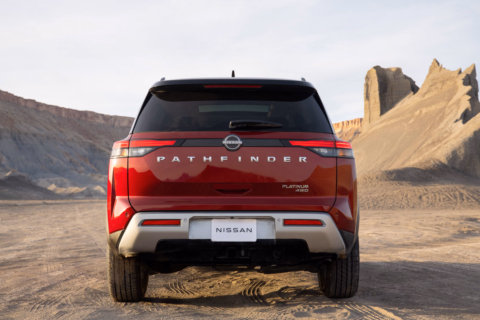 Nissan Pathfinder — спереди в три четверти