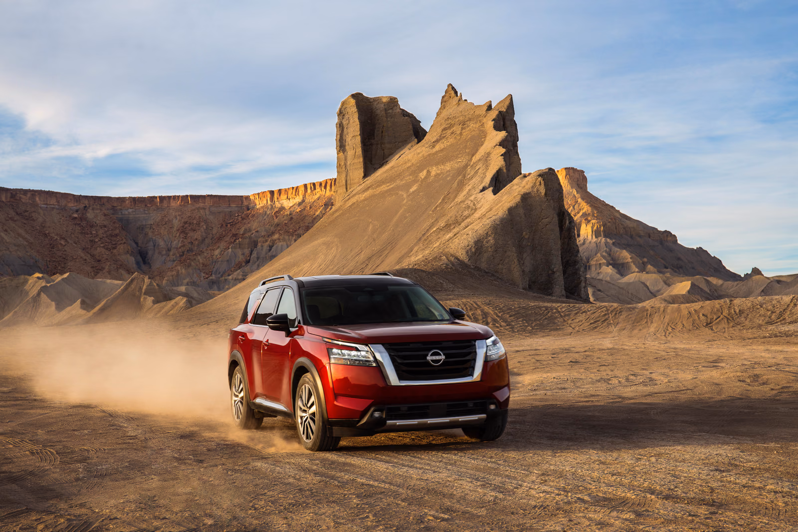 Nissan Pathfinder — вид сзади в три четверти