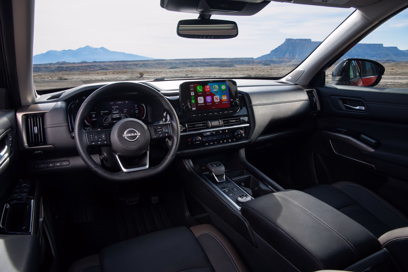 Nissan Pathfinder — передняя панель и руль