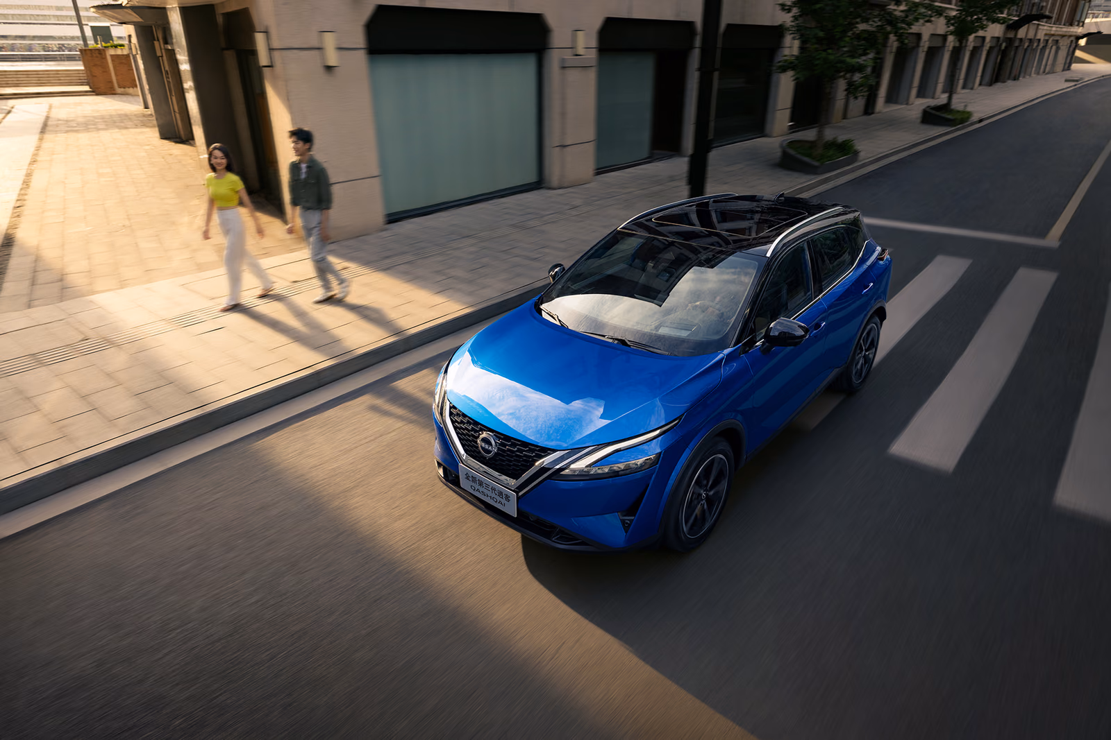Nissan Qashqai на городской улице, вид сверху спереди