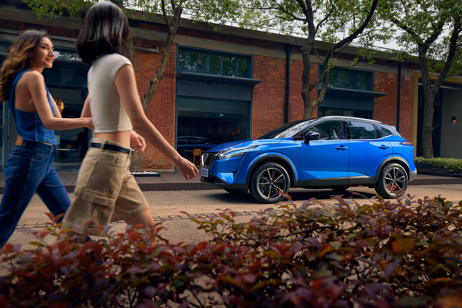 Nissan Qashqai в профиль на городской улице