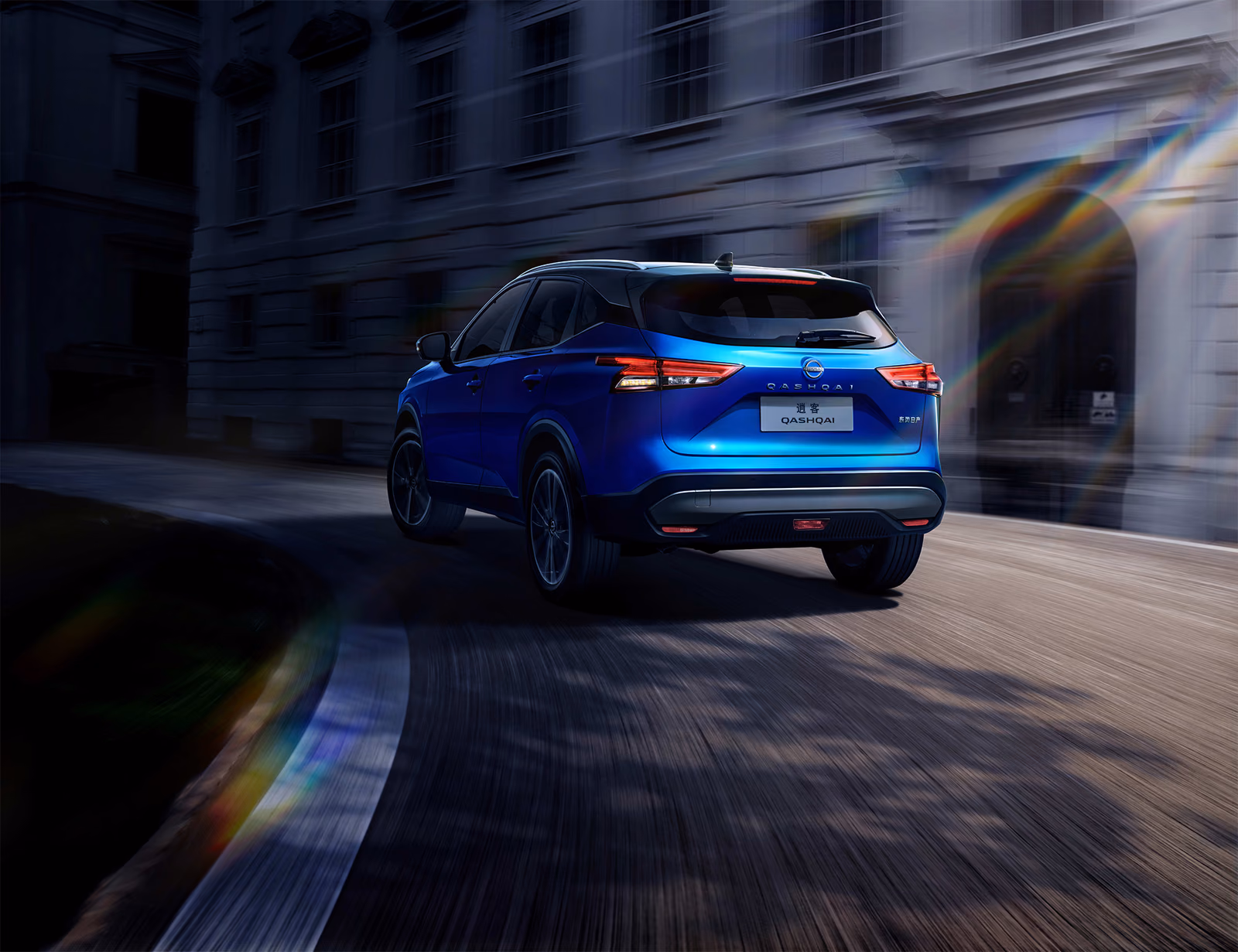 Nissan Qashqai в движении, вид сзади