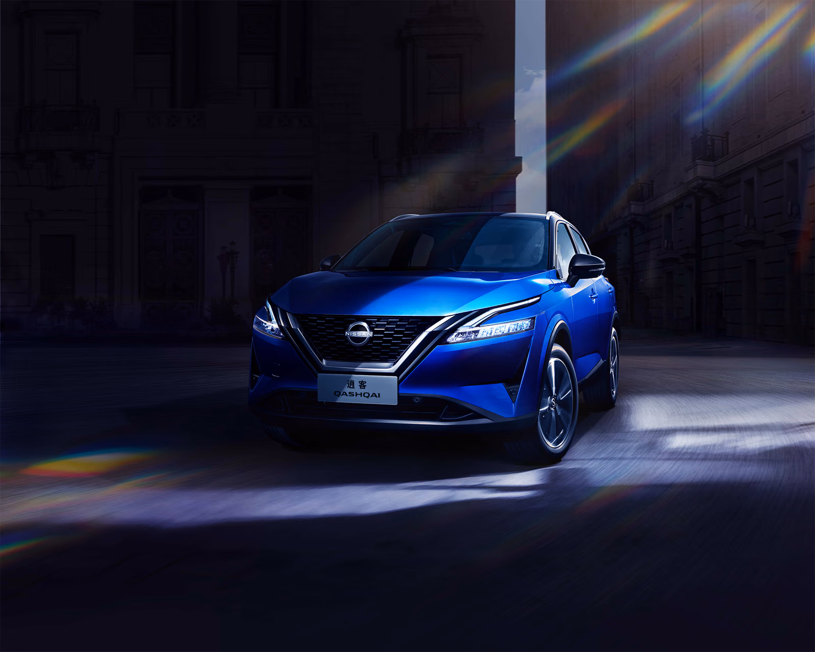 Nissan Qashqai в сумерках с включённой светодиодной оптикой