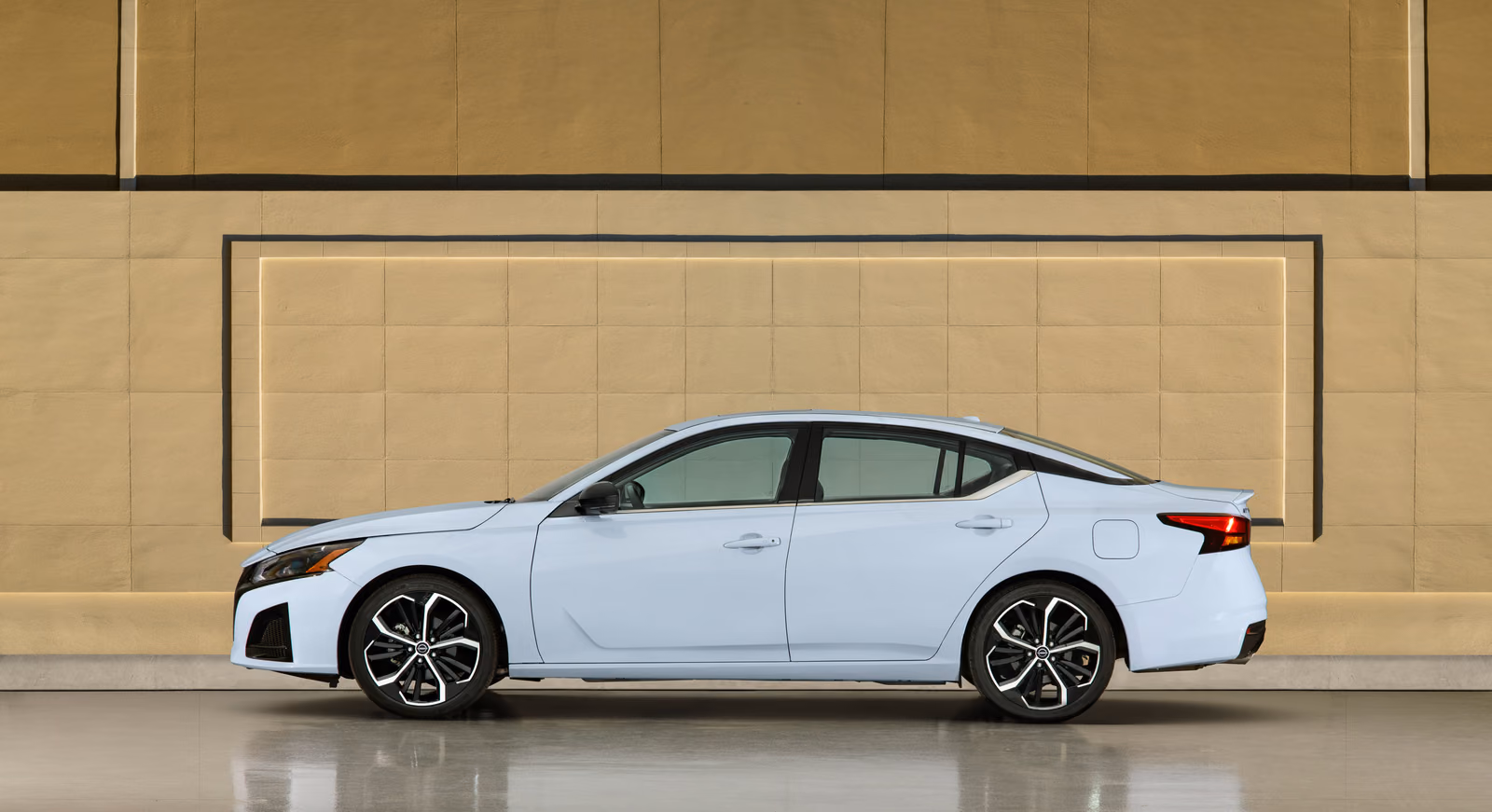 Nissan Teana — вид сбоку