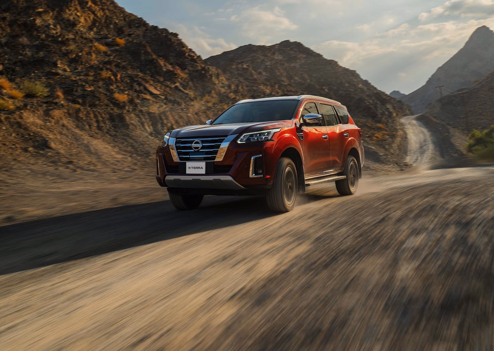 Nissan X-Terra на горной дороге, вид спереди