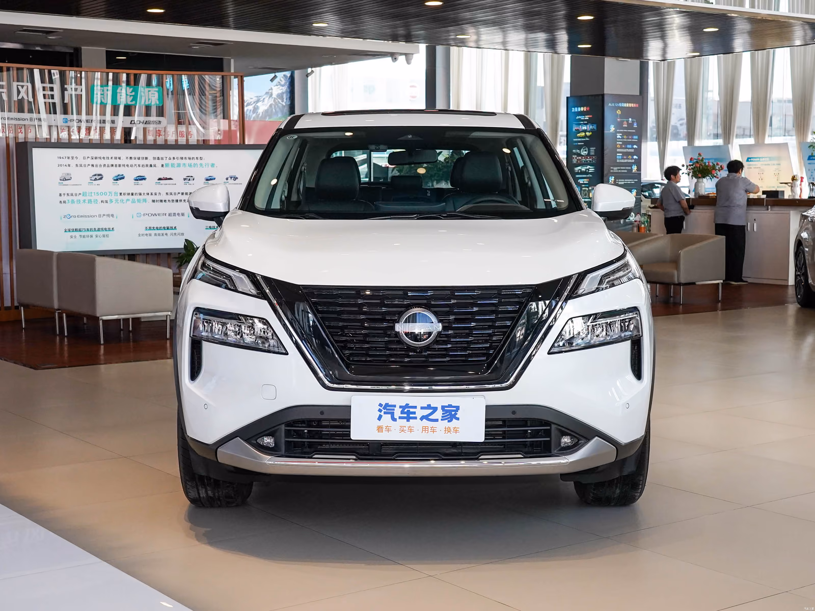 Nissan X-Trail T33 — белый кузов строго спереди