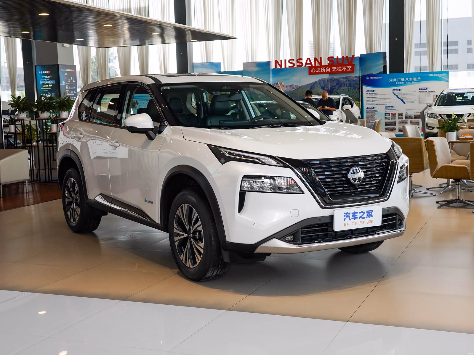 Nissan X-Trail T33 — белый кузов спереди с другой стороны