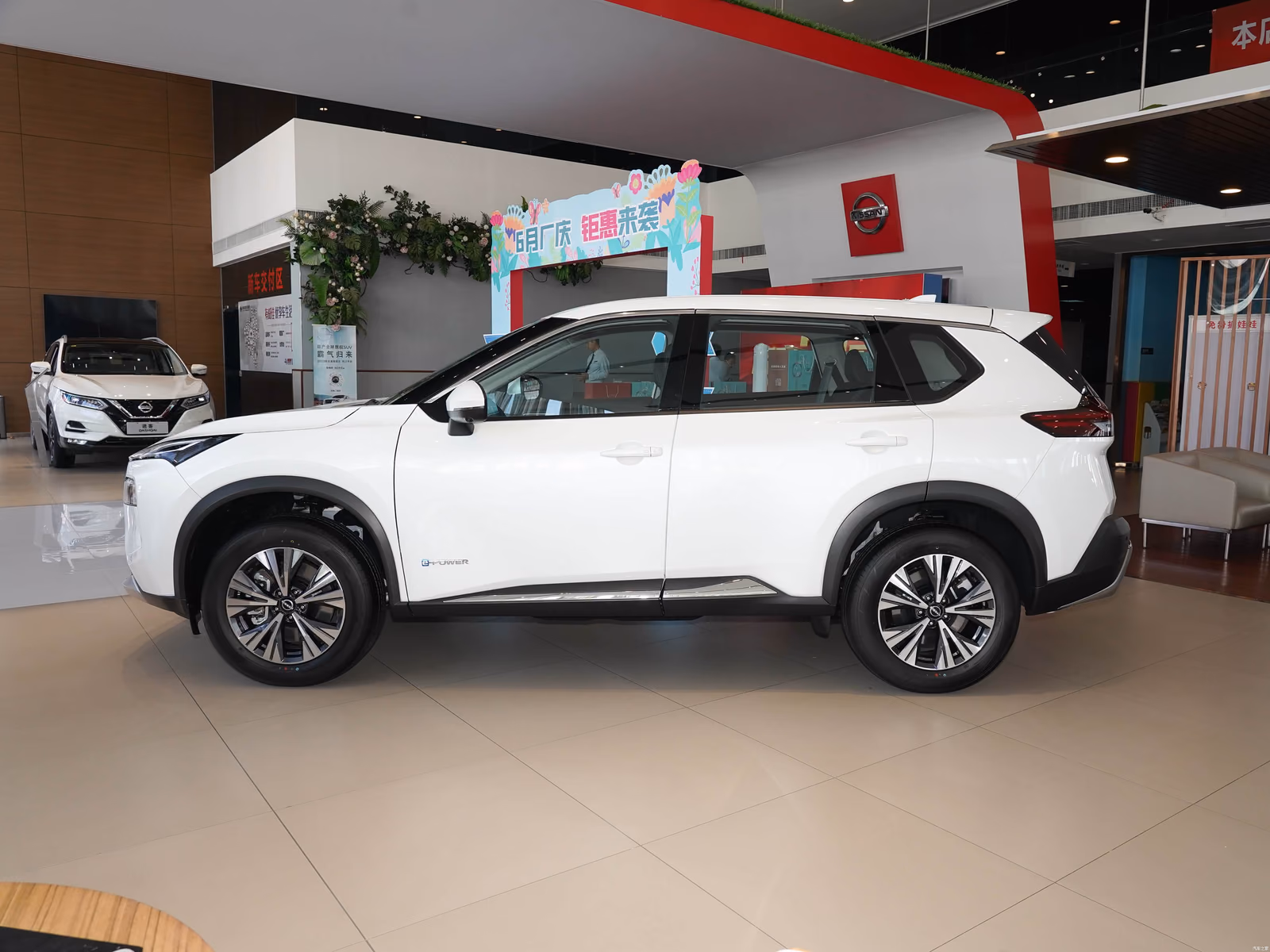 Nissan X-Trail T33 — белый кузов в профиль