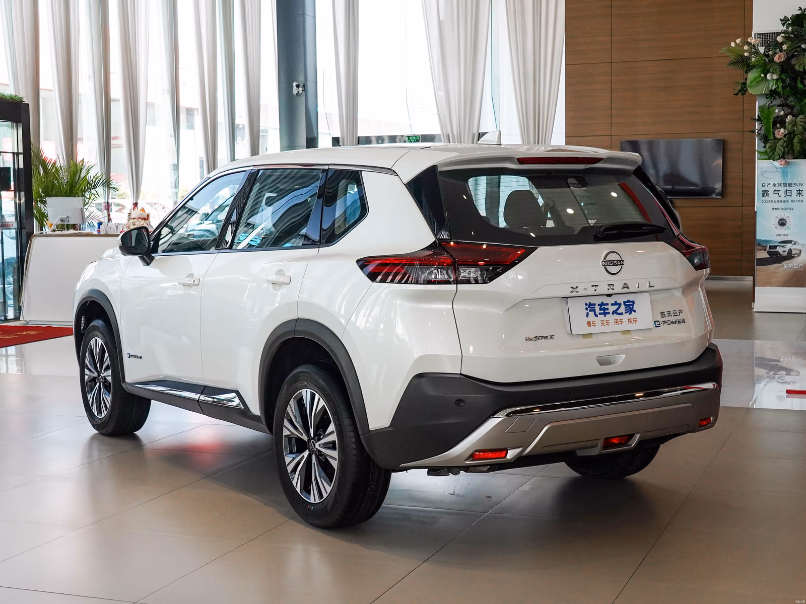 Nissan X-Trail T33 — белый кузов сзади в три четверти