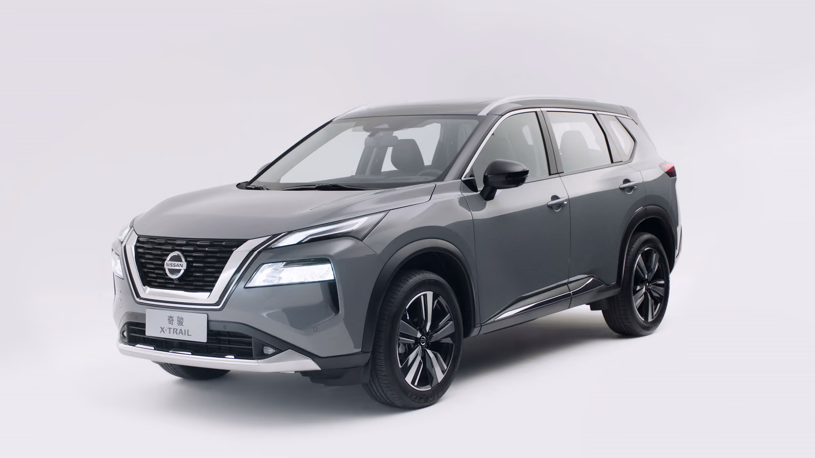 Nissan X-Trail — вид сзади в три четверти