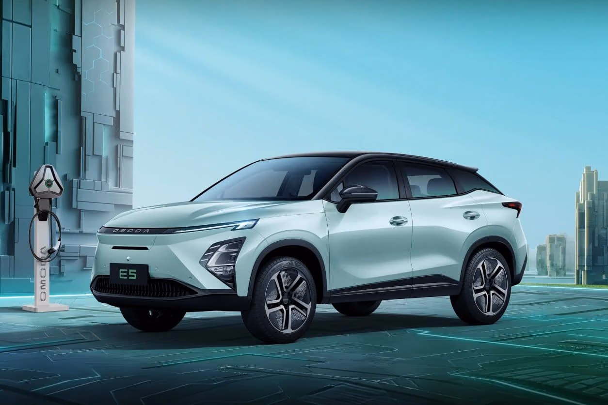 OMODA C5 на фоне городских небоскрёбов