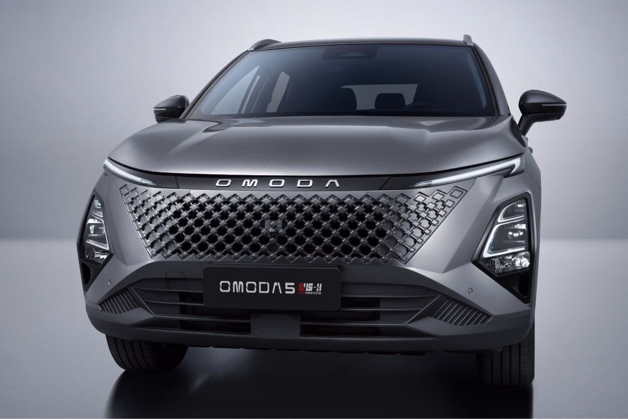 OMODA C5, фронтальный вид с решёткой
