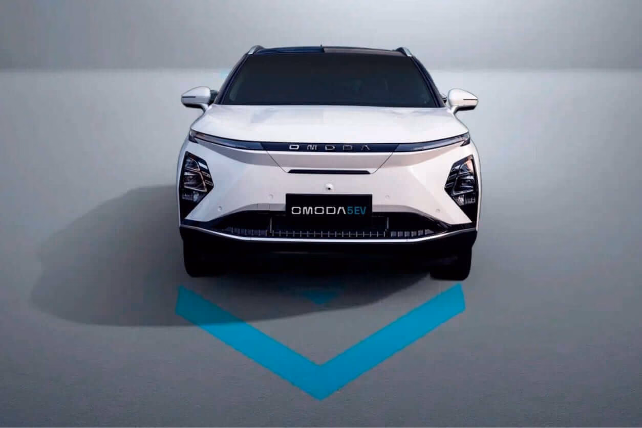 Белый OMODA C5, вид спереди
