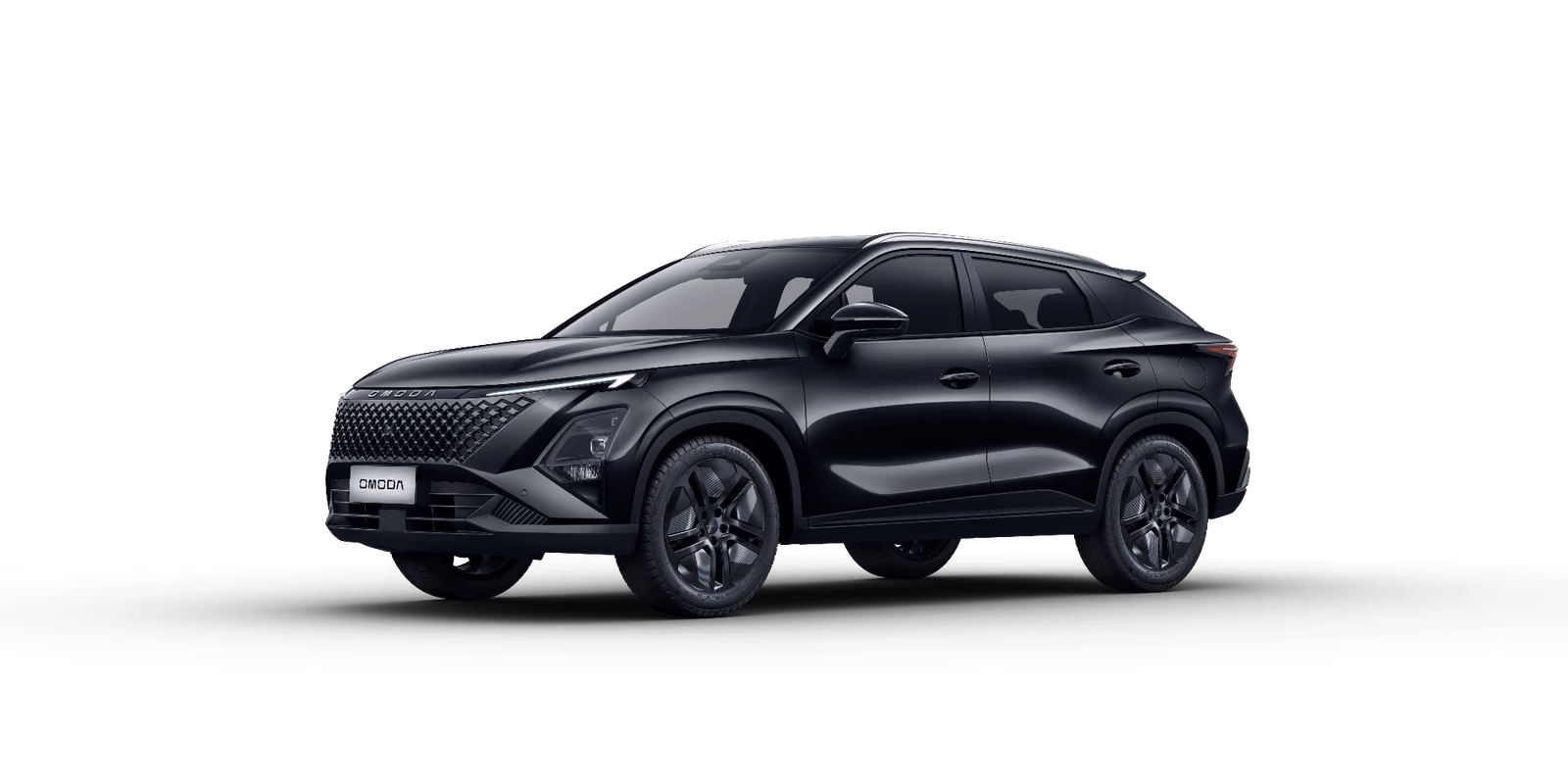 Чёрный OMODA C5, вид спереди в три четверти