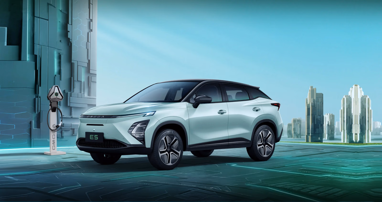 OMODA E5 — вид спереди в три четверти у зарядной станции