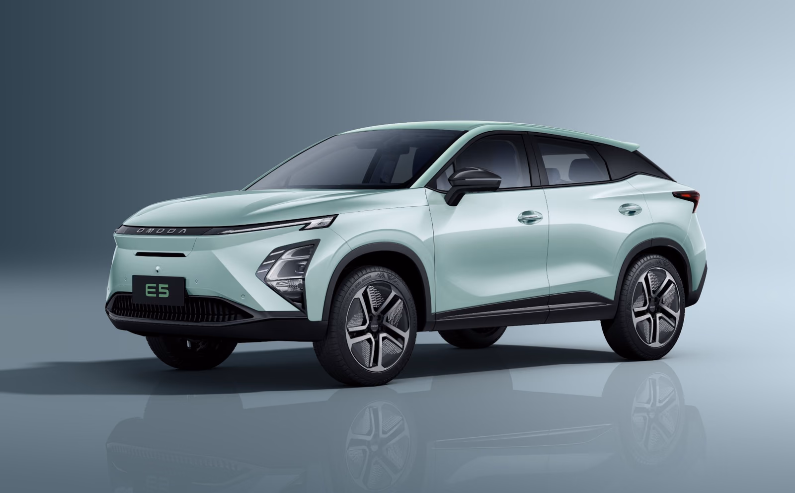 OMODA E5 — студийный вид спереди слева