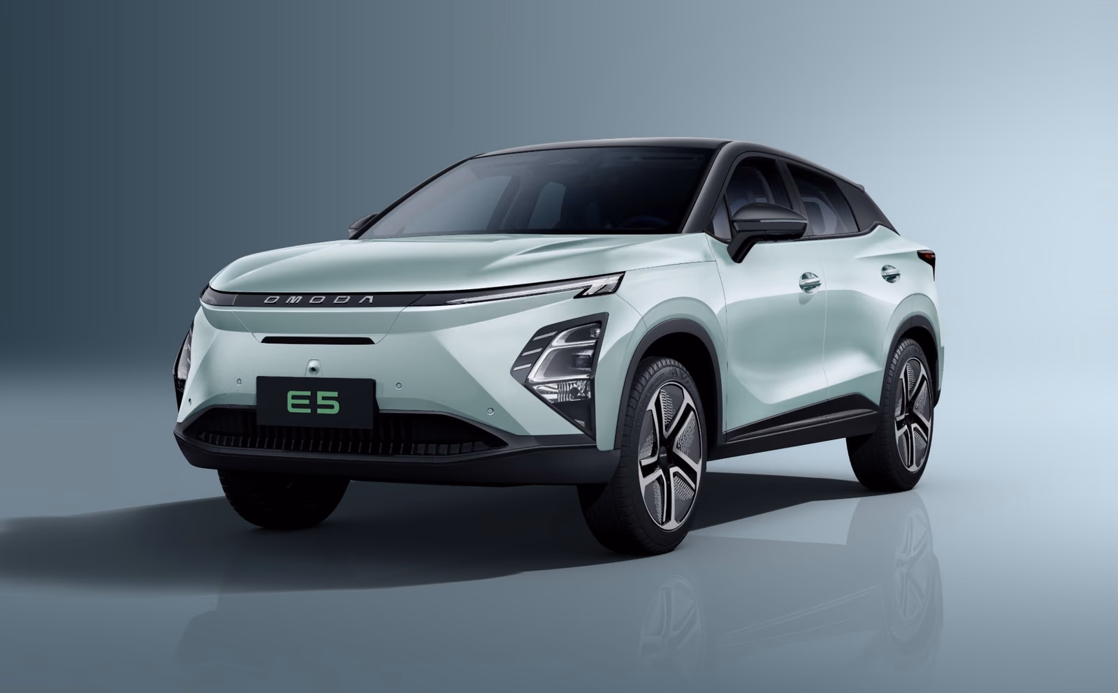 OMODA E5 — студийный вид спереди справа