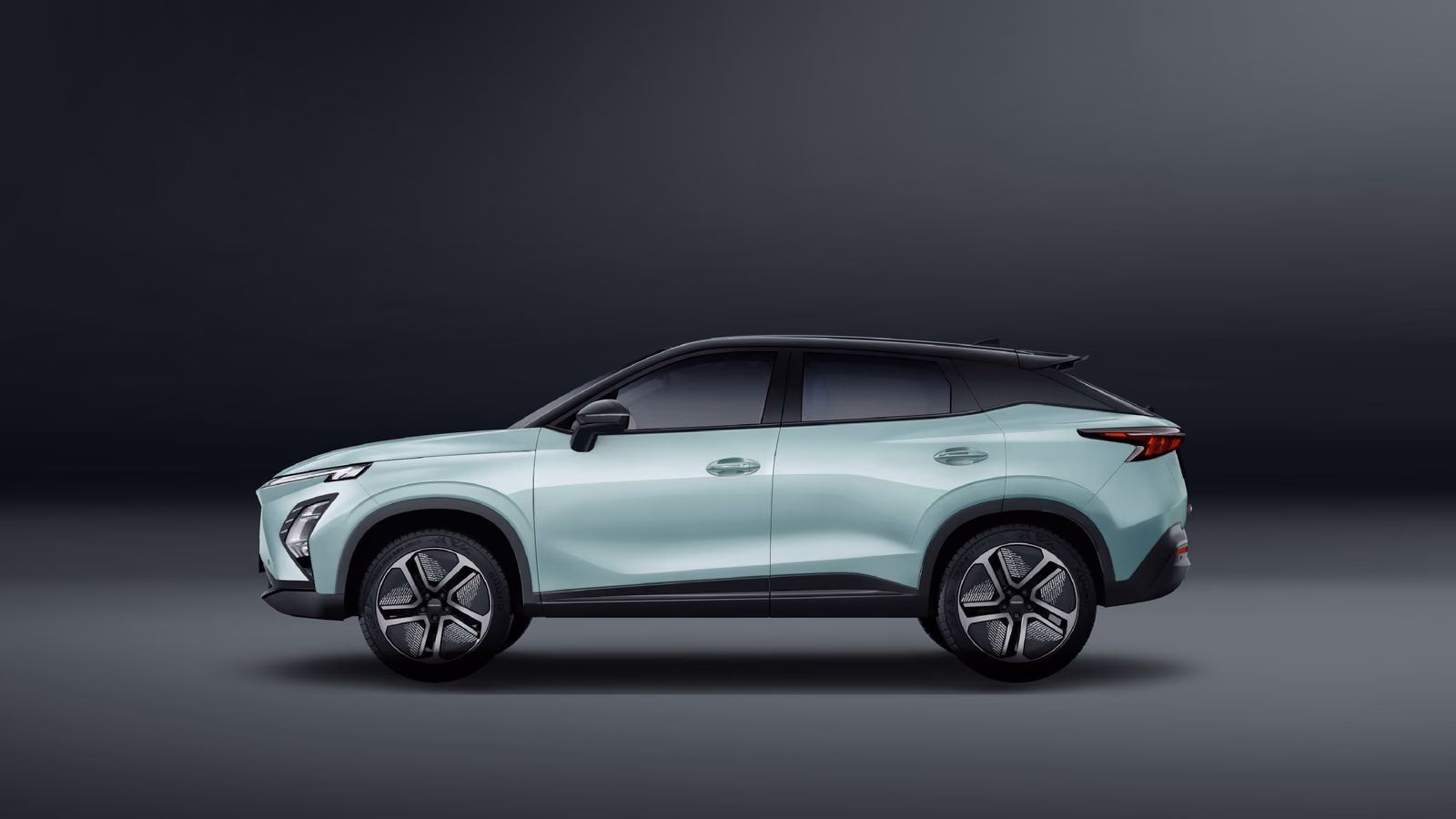 OMODA E5 — студийный профиль слева