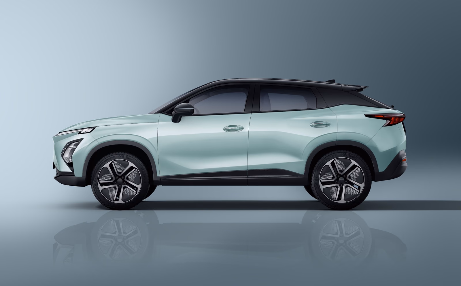 OMODA E5 — профиль справа