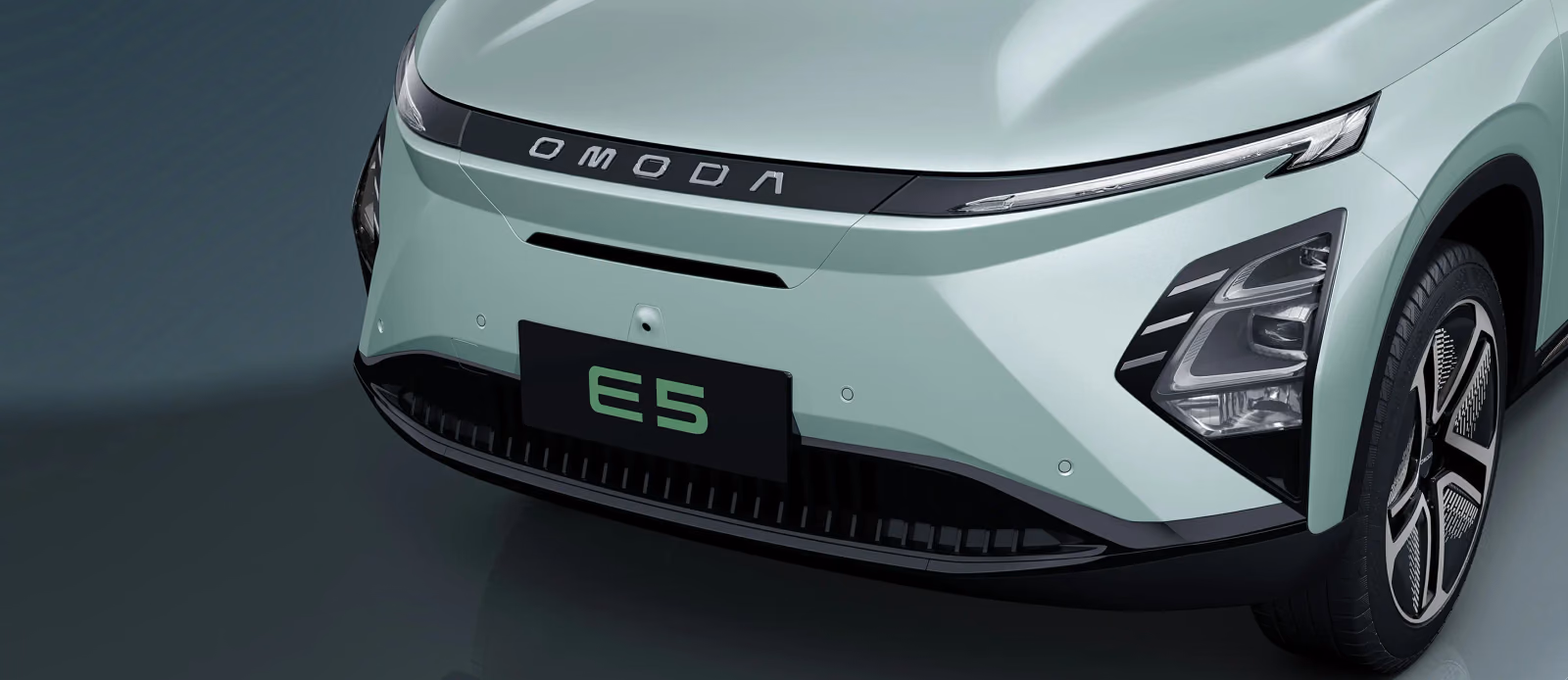 OMODA E5 — передняя светотехника и закрытая панель