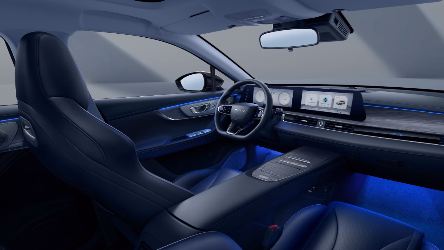 OMODA E5 — леворульный салон и передняя панель