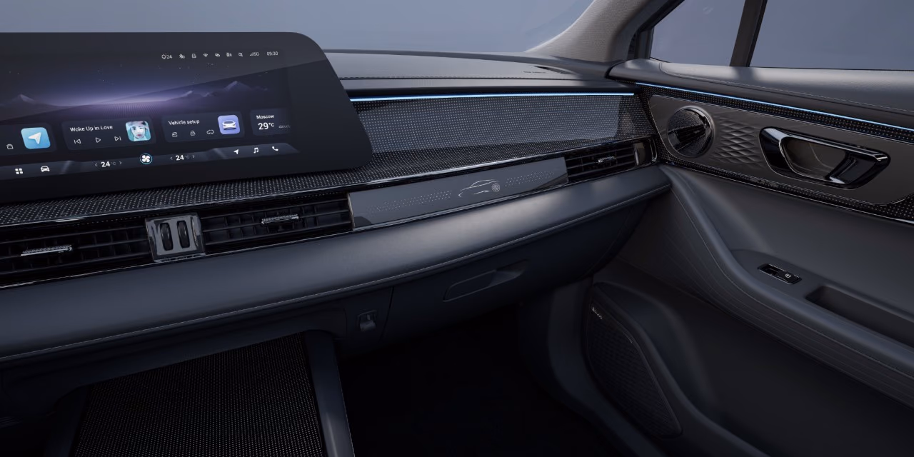 OMODA E5 — передняя панель со стороны пассажира
