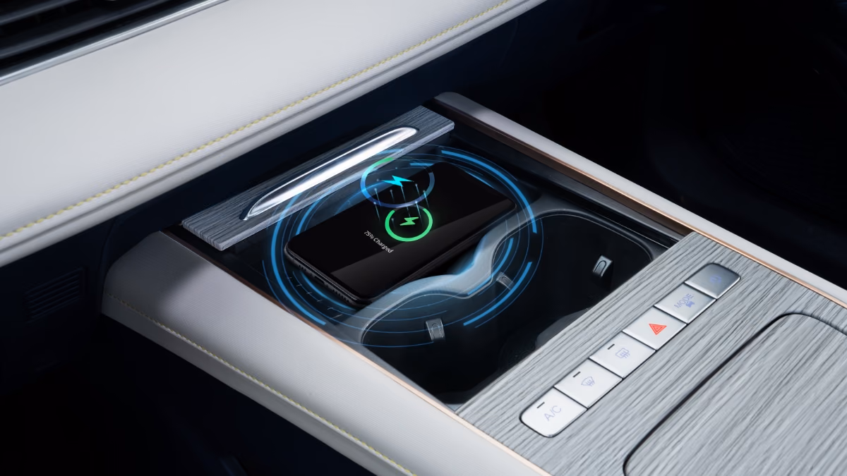 OMODA E5 — площадка беспроводной зарядки