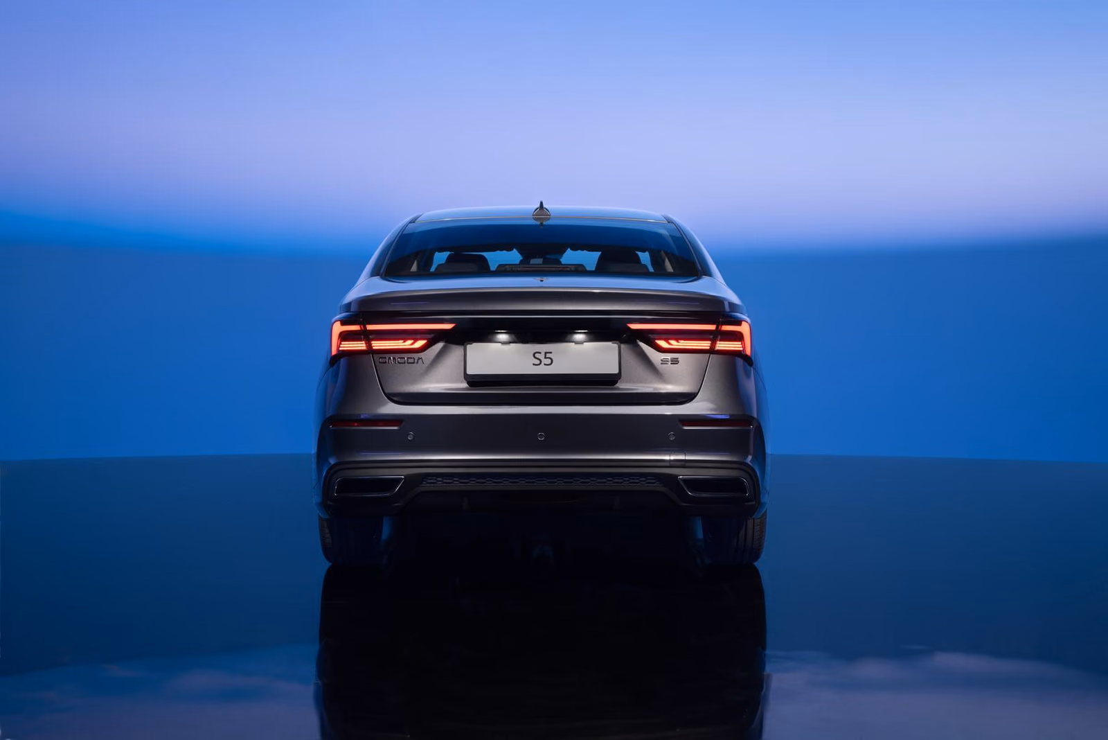 OMODA S5 сзади