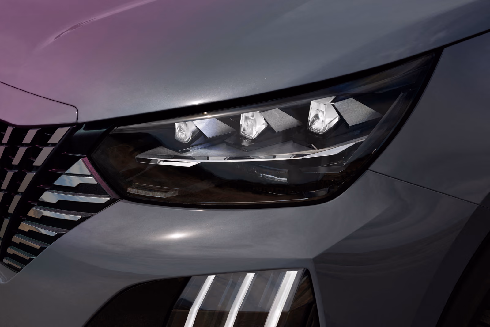 Peugeot 2008 — светодиодная фара и вертикальные дневные огни