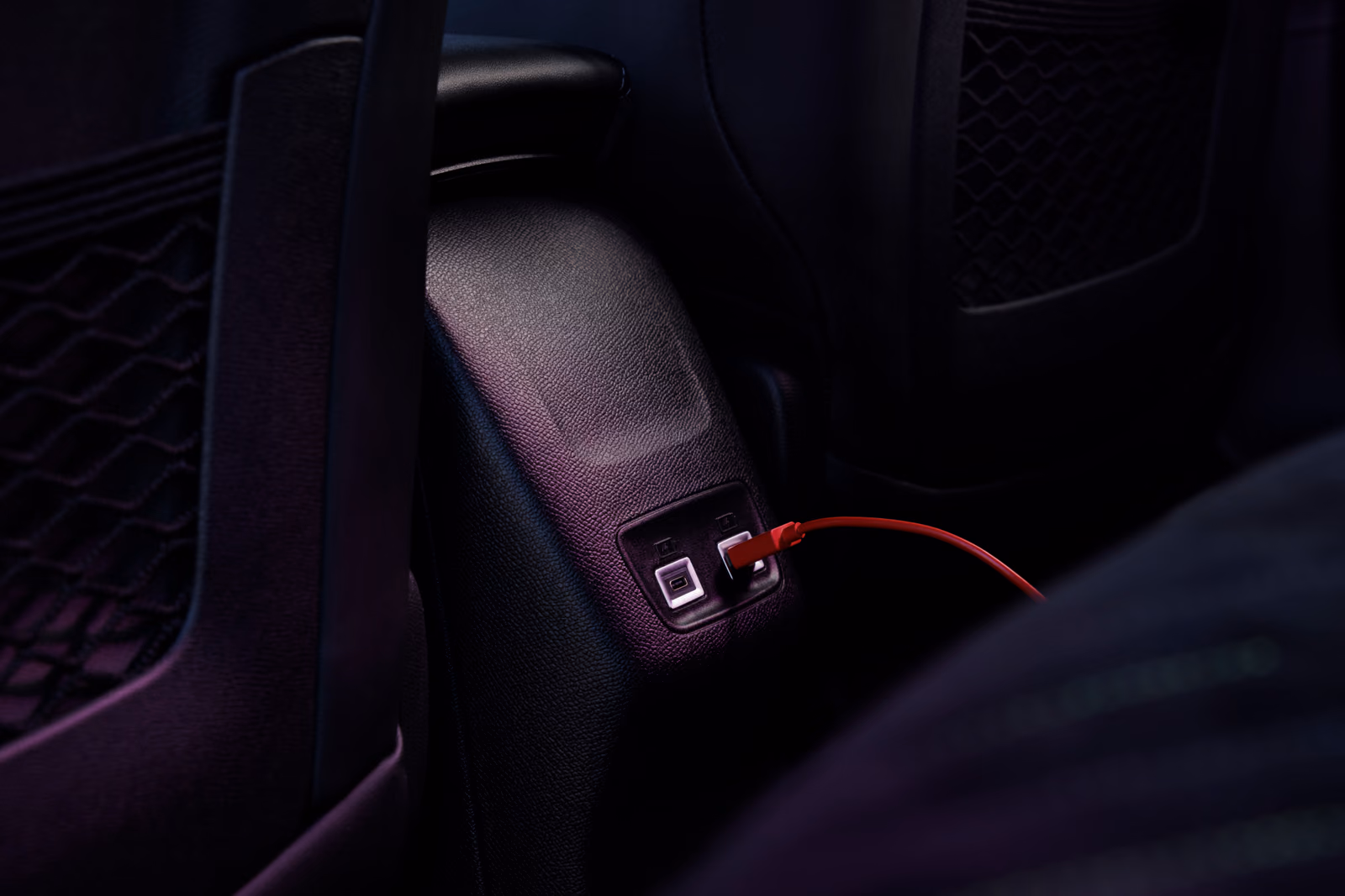 Peugeot 2008 — разъёмы зарядки для пассажиров второго ряда