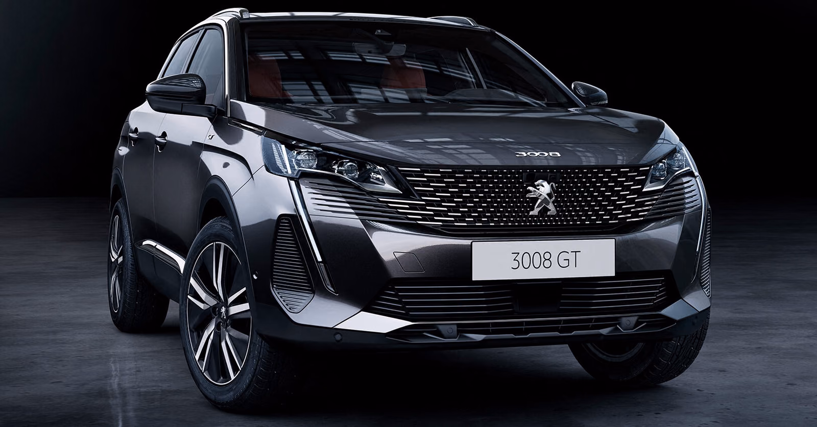 Серый Peugeot 3008 GT, вид спереди в три четверти