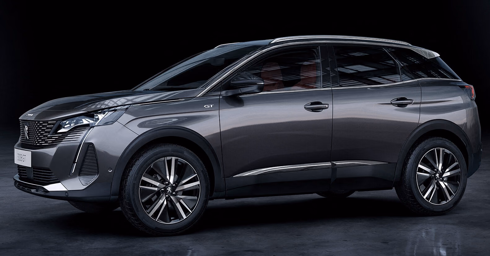 Серый Peugeot 3008, вид сзади в три четверти
