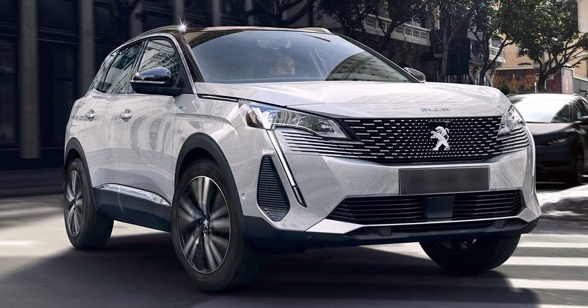 Peugeot 3008 в городе, вид спереди