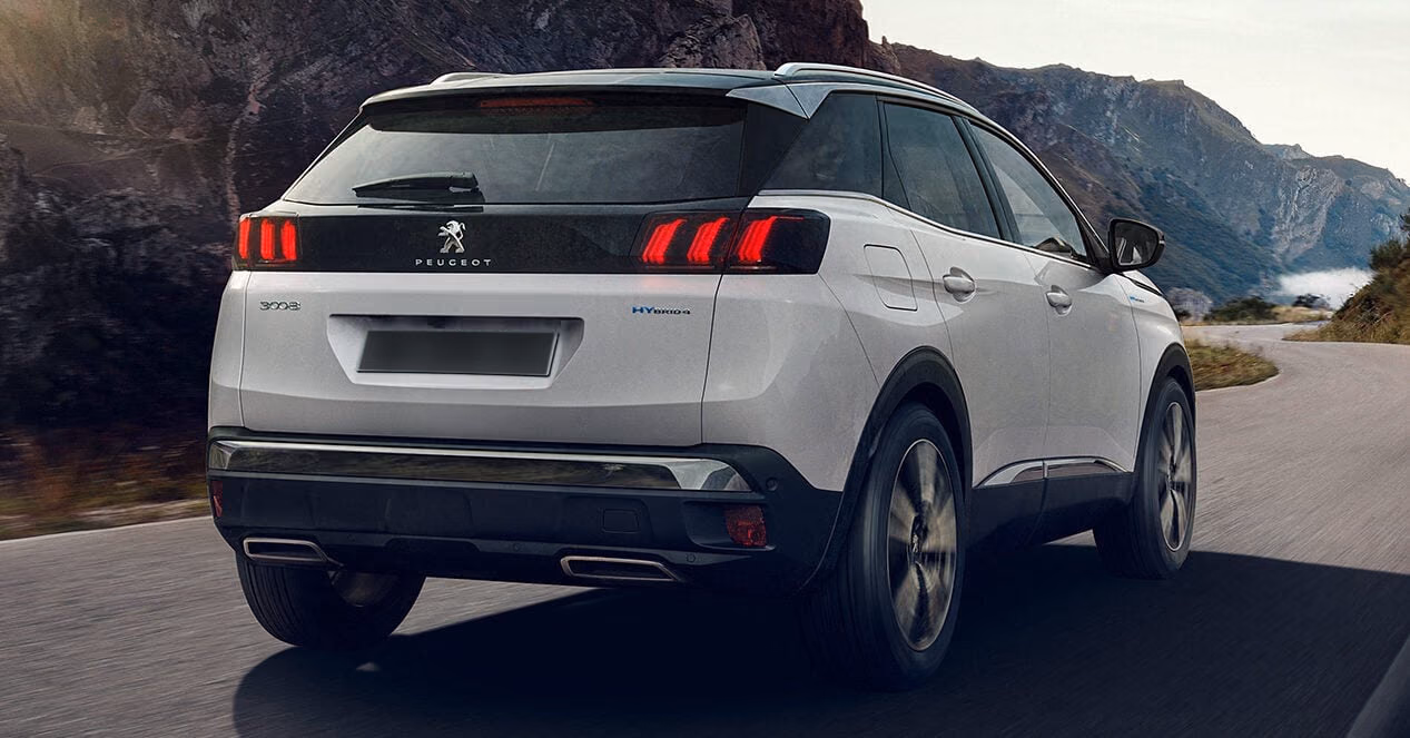 Peugeot 3008 у побережья, вид сзади