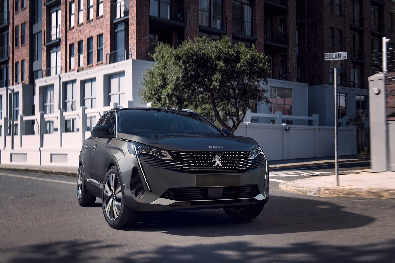Peugeot 3008 на городской улице