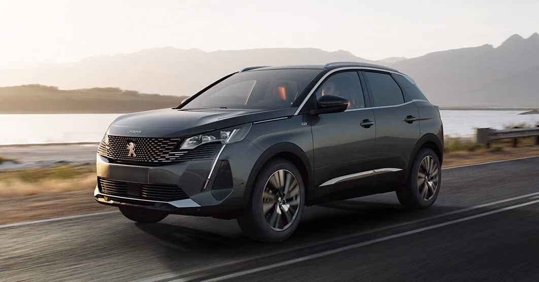 Peugeot 3008 у озера, вид спереди в три четверти