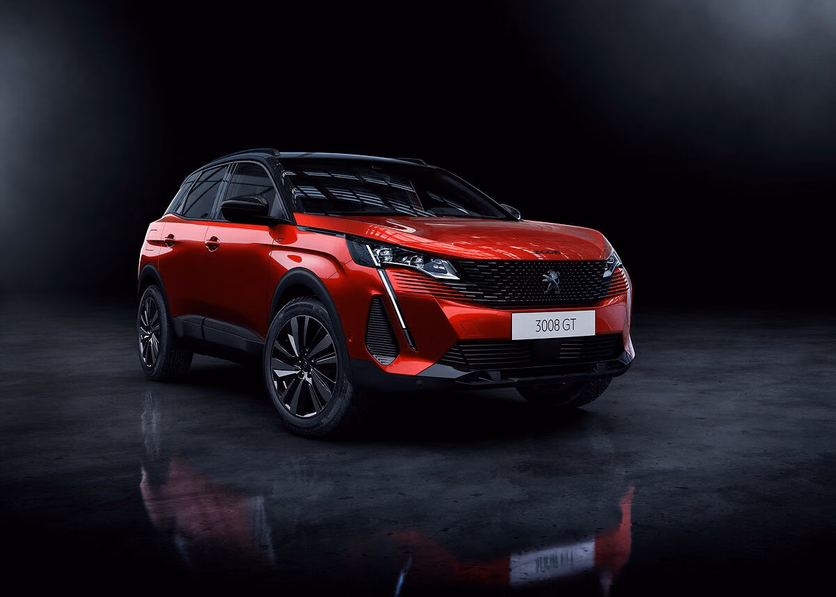 Красный Peugeot 3008 в тёмной студии