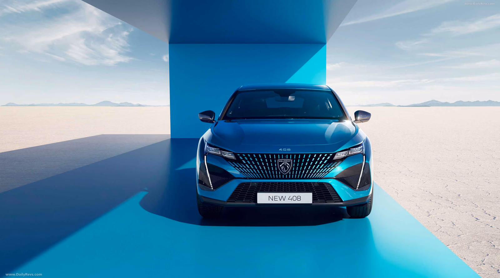 Синий Peugeot 408X спереди на фоне современной архитектуры