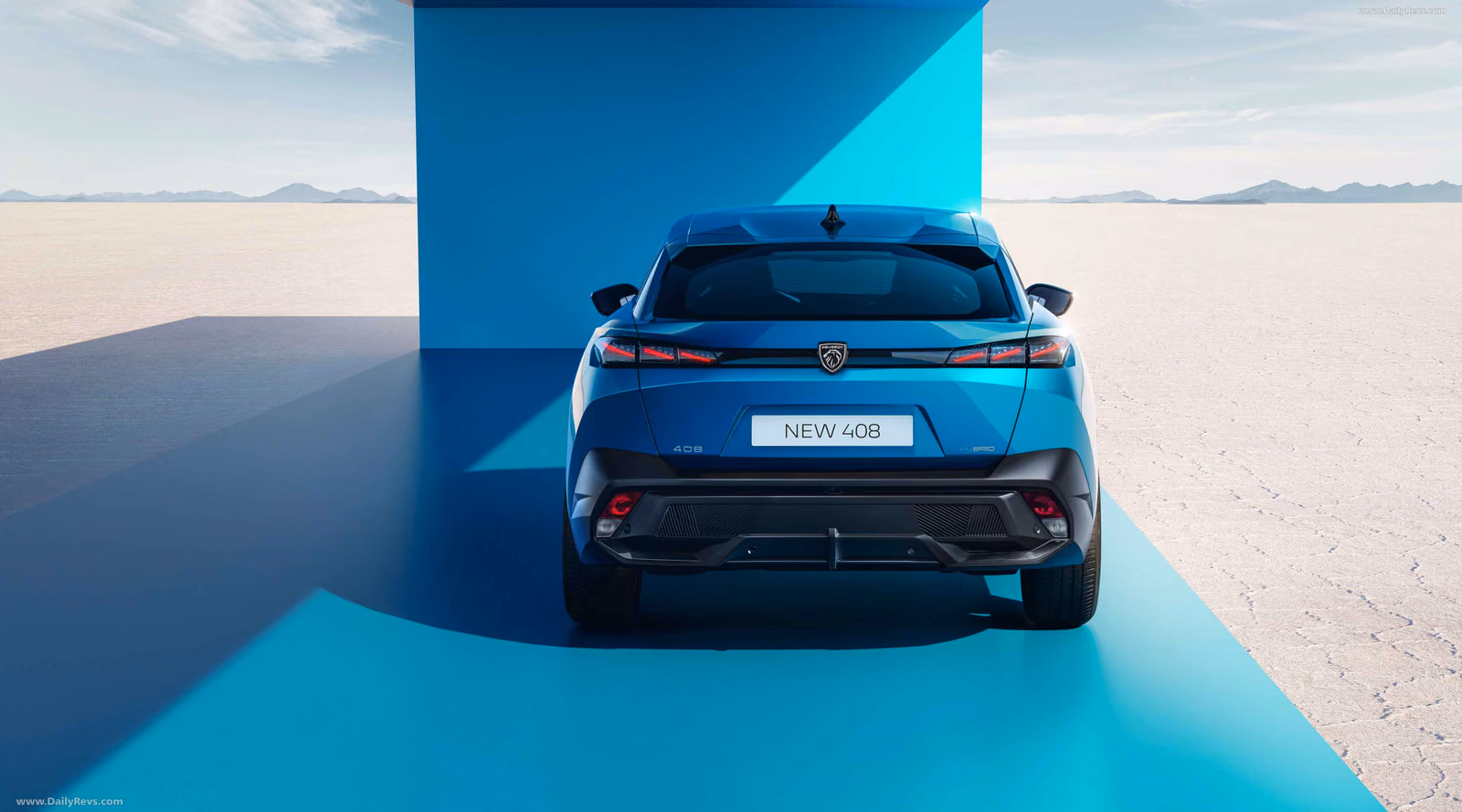 Задняя часть Peugeot 408X и световая подпись с тремя когтями