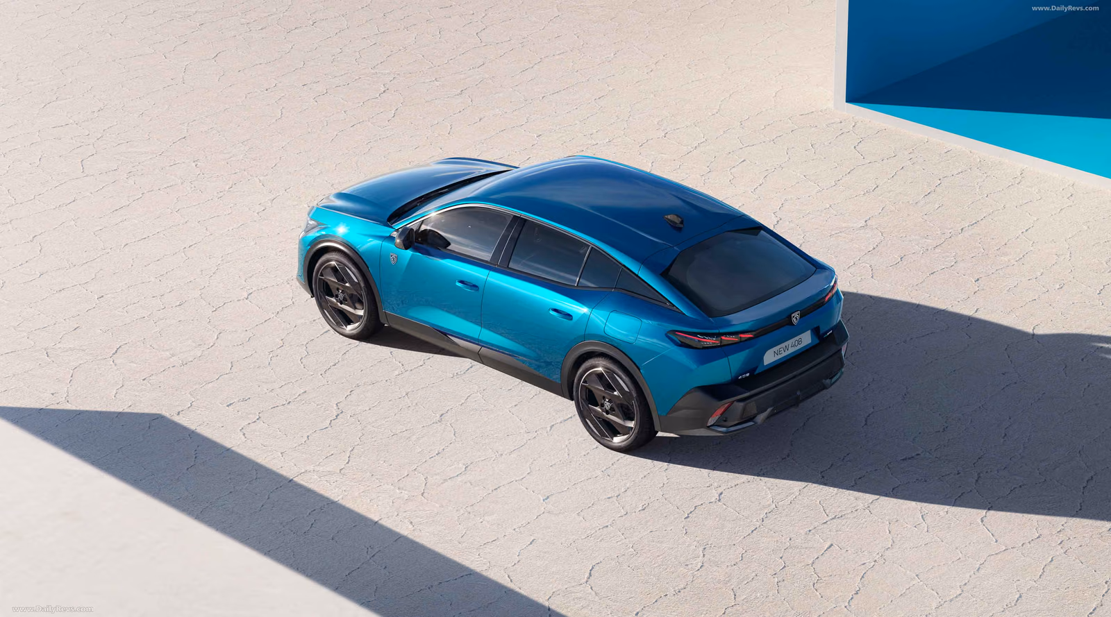 Peugeot 408X сверху в пустынном пейзаже