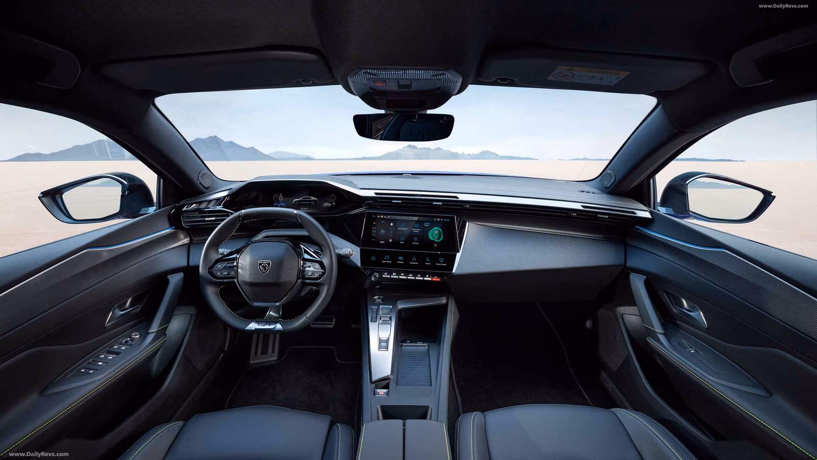 Кокпит Peugeot 408X с панорамной крышей