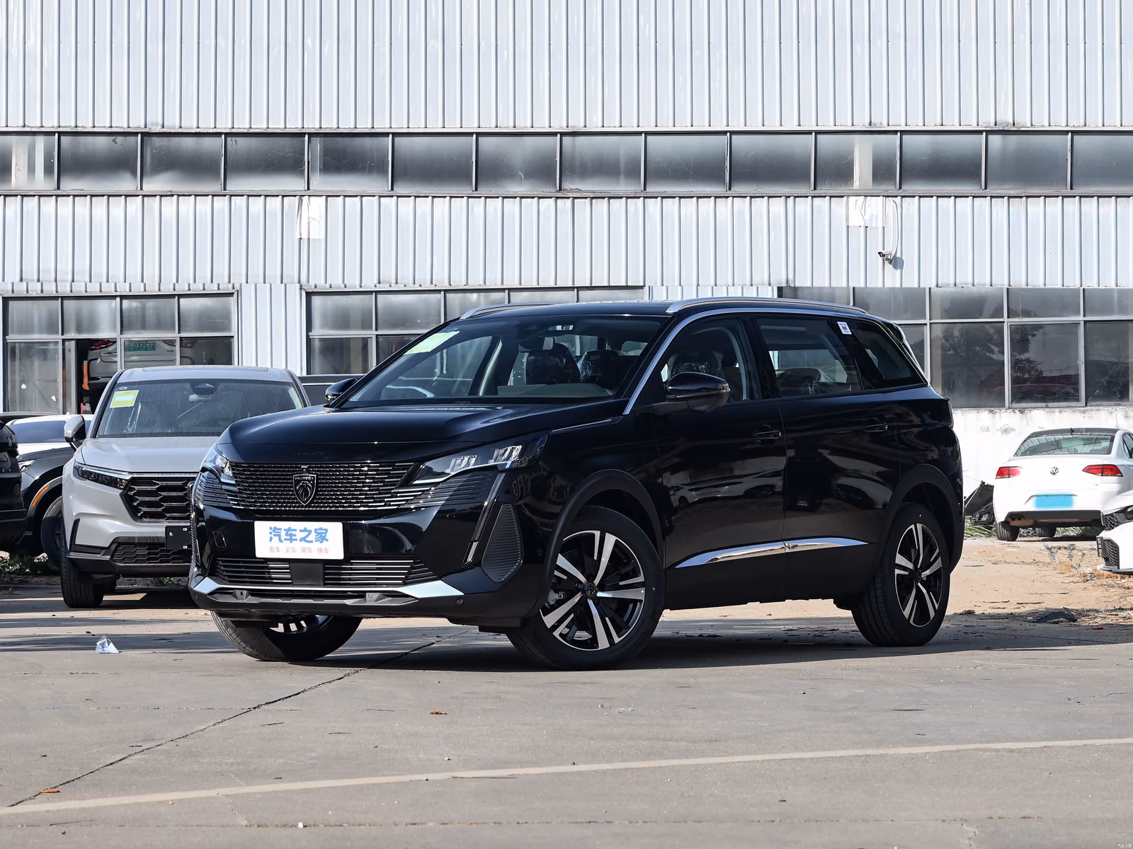 Peugeot 5008 — чёрный кузов спереди в три четверти