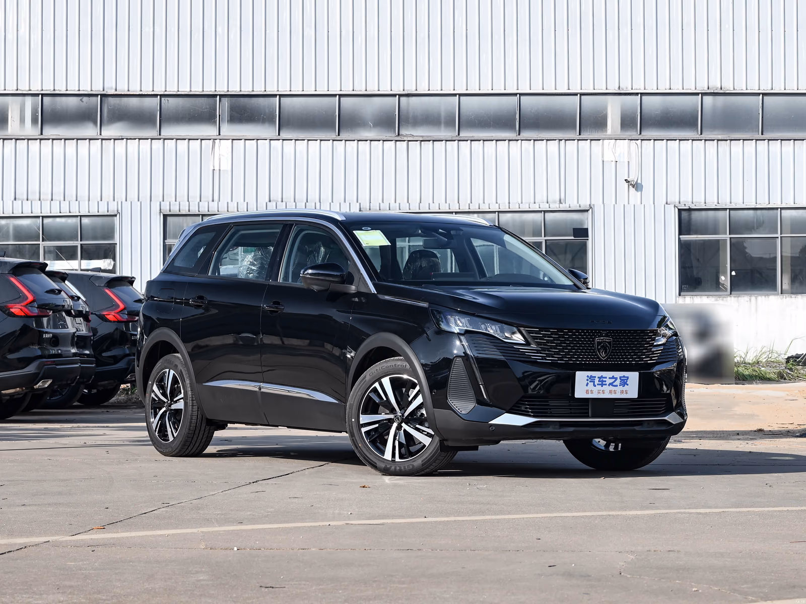 Peugeot 5008 — передняя часть с другой стороны